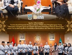 Gubernur Khofifah Sabet Dwija Praja Nugraha dari PB PGRI, Tegaskan Komitmen Wujudkan Pendidikan Jatim Berkualitas dan Merata