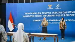 Kukuhkan Anggota KIP 2026–2030, Meutya Hafid Soroti Ancaman Deepfake dan Hoaks terhadap Keterbukaan Informasi
