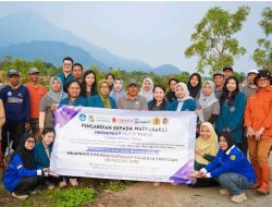 UBAYA dan UWKS Latih Petani Jatijejer Budidaya Jahe dan Nilam dengan Teknik Hugelkultur