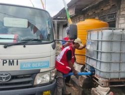 PMI dan BPBD Bojonegoro Pasok Air Bersih untuk Warga