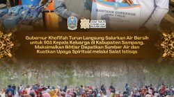 Gubernur Khofifah Turun Langsung Salurkan Air Bersih dan Bagikan Sembako Bagi Masyarakat Terdampak Kekeringan di Kedungdung – Kabupaten Sampang