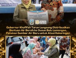 Khofifah Turun Langsung Salurkan Air Bersih untuk Warga Dusun Bulu Lamongan