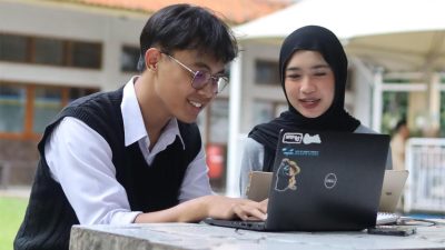 Mahasiswa menggunakan laptop untuk belajar dan menerapkan etika digital