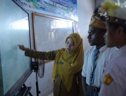 Papan Interaktif Digital Permudah Siswa Papua Belajar Kimia