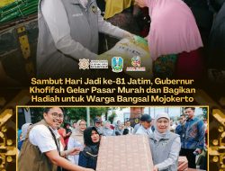 Semarak Hari Jadi ke-81 Jatim, Gubernur Khofifah Gelar Pasar Murah dan Bagikan Hadiah untuk Warga Bangsal Mojokerto dan Kademangan Blitar