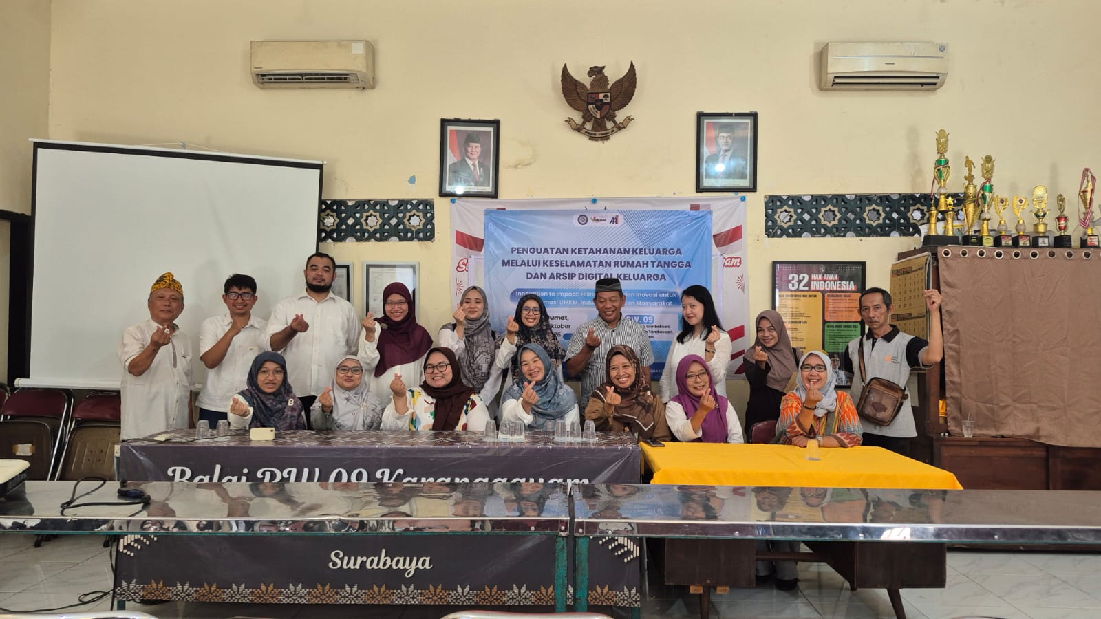 Perkuat Ketahanan Keluarga, Dosen Vokasi UNAIR Edukasi Warga Tambaksari tentang Mitigasi Bencana dan Arsip Digital Keluarga