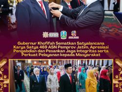 Khofifah Sematkan Satyalancana Karya Satya kepada 469 ASN Pemprov Jatim, Tekankan Integritas dan Pelayanan