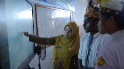 Papan Interaktif Digital Permudah Belajar Kimia