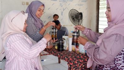 Dosen Farmasi Universitas Noor Huda Mustofa dan UPN Veteran Jawa Timur Latih Kelompok Wanita Tani Olah Biofarmaka Jadi Diversifikasi Produk Bernilai